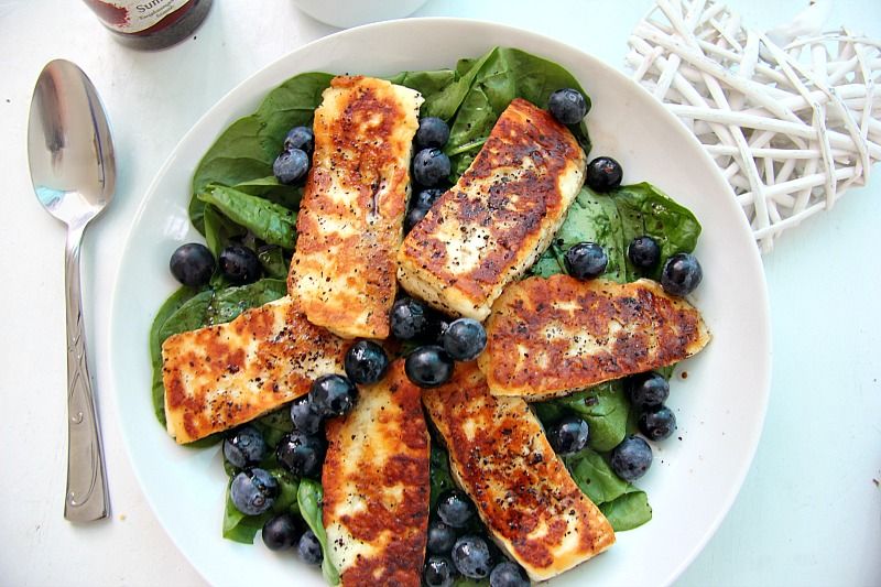 halloumi spinach salad with blueberries