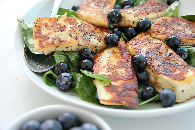 halloumi salad with spinach and blueberries