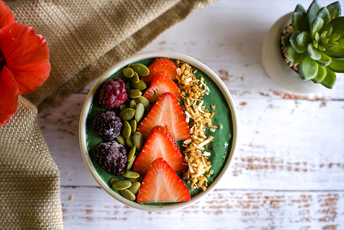 Strawberry Spirulina Smoothie Bowl - Keto & Low Carb Vegetarian Recipes