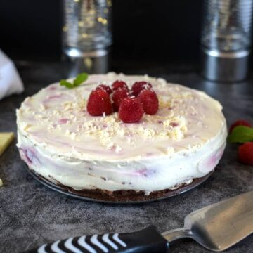 white chocolate cheesecake with raspberries