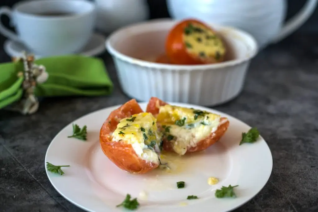 baked tomatoes with eggs and cheese