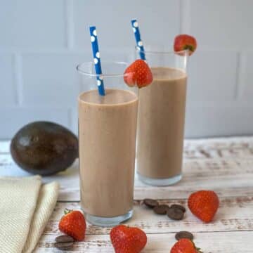 chocolate smoothie in two glasses