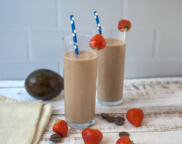 chocolate smoothie in two glasses
