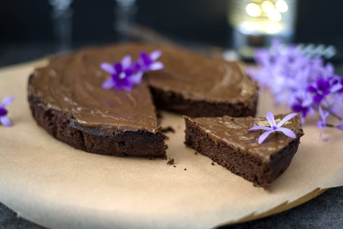 Keto Vegan Chocolate Cake - Keto & Low Carb Vegetarian Recipes
